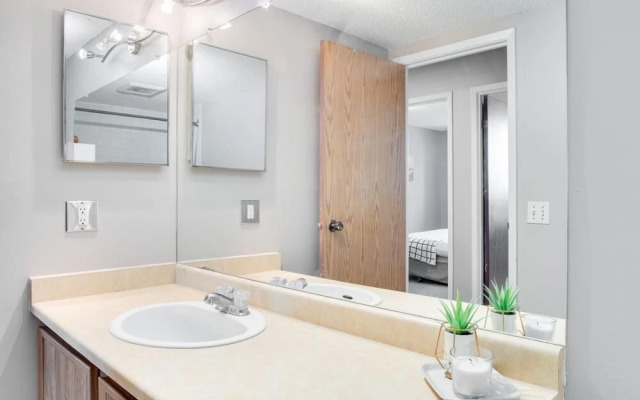 Stylish and Cozy Eau Claire 2BR With Gym Coffee