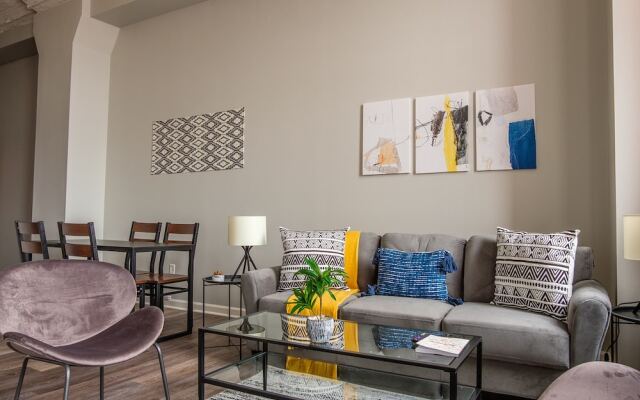 Downtown 1 & 2 BR Apt with Kitchen by Frontdesk