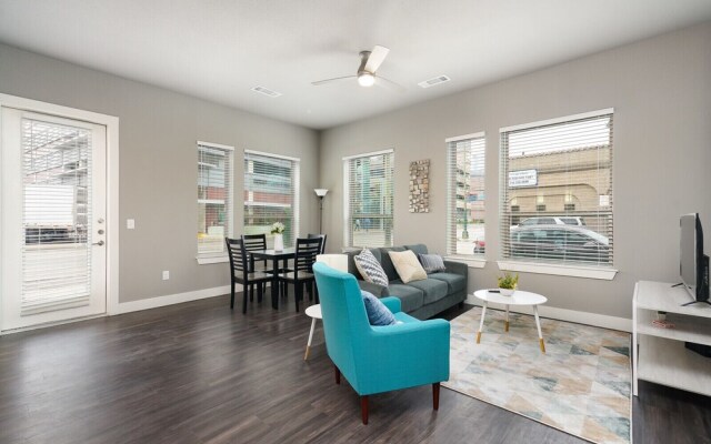 1 BR and 2 BR near Downtown by Frontdesk