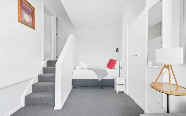 Charming Maning Ave - 2 Bedroom Unit