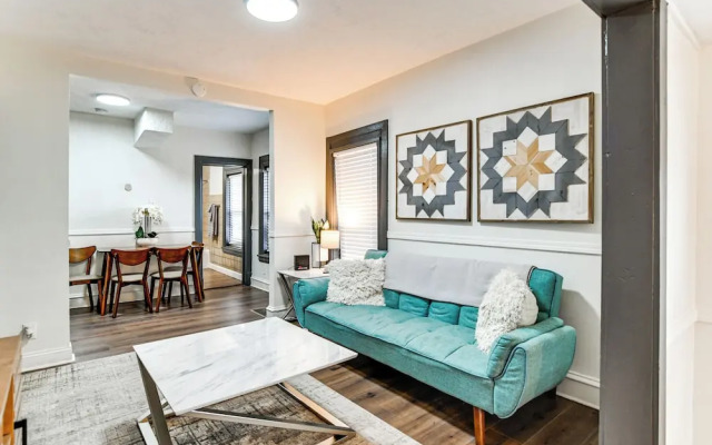 Walkable Location: Welcoming Unit in Omaha