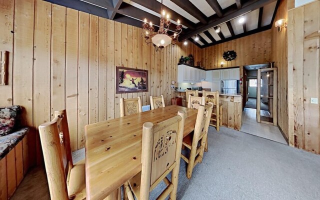 Slopeside Four Bedroom Homes at 1849 Condos - Free Wifi and Parking! by RedAwning