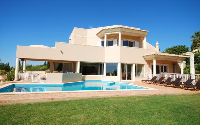 Lavish Villa in Albufeira With Private Swimming Pool