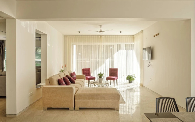 Golf View Home by Stayjadelawnprojector
