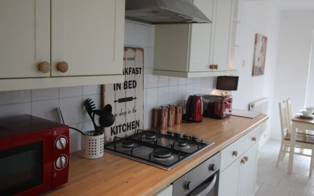 Gelynis 3 Bedroom House by Cardiff Holiday Homes