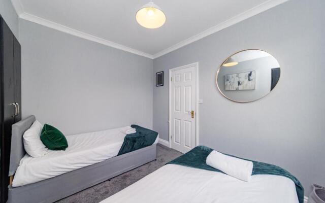 Cosy three bedroom flat next brighton seafront SLEEP 8