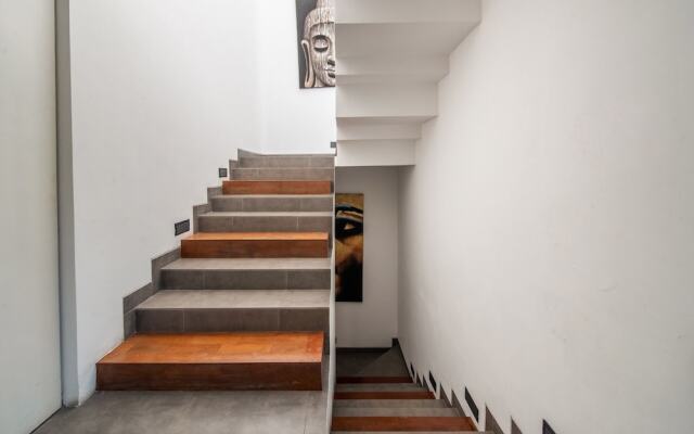 Colorful Private Villa 3 BR, Seminyak With Staff
