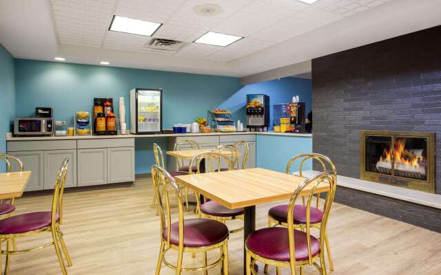Days Inn by Wyndham Marquette