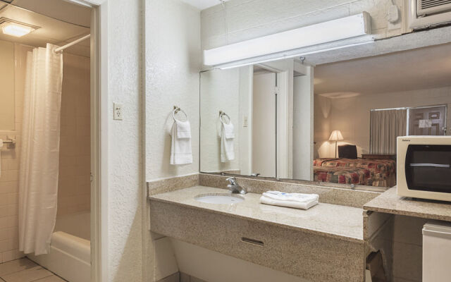 Rodeway Inn On The Parkway