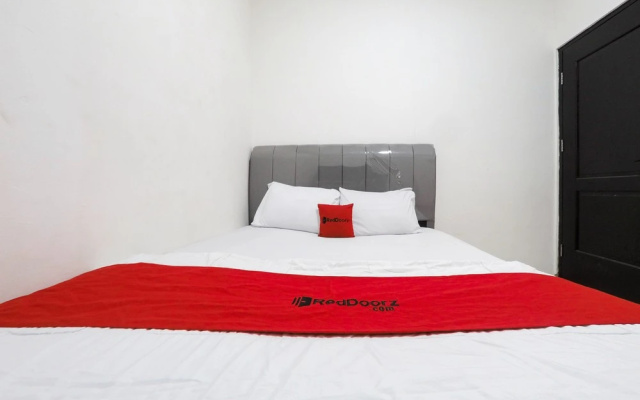 RedDoorz @ Flamboyan Harapan Indah – Guest Rooms – Bekasi