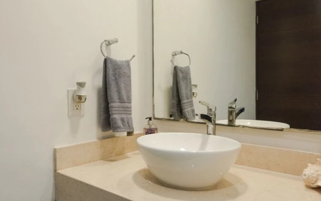 LUXURY! 4 POOLS - 2-bdr condo - GYM (V233)