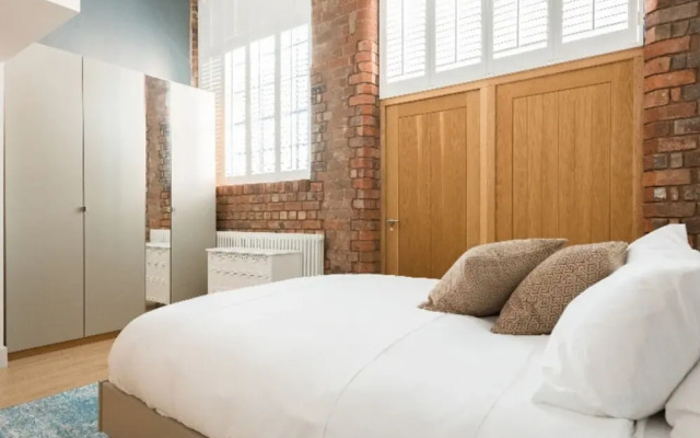 The Warehouse Loft - Trendy Converted Warehouse 3bdr