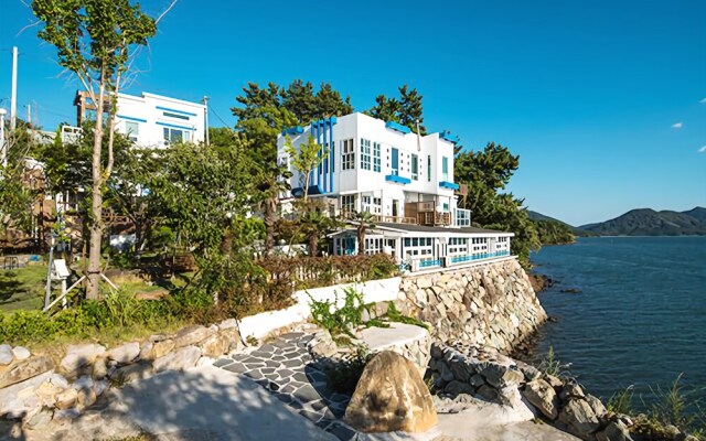 Yeosu White Village Pension