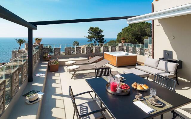 A stunning terrace with jacuzzi by the sea, and close to the center and beach