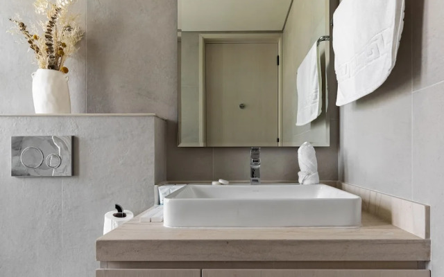 1 BR With Stunning 180 Marina View