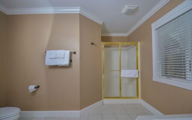 Lakeside Story 6 Bedroom House