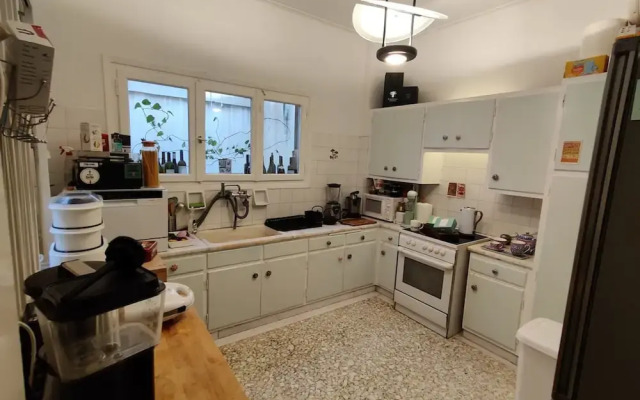 Chic 2BR Bright Penthouse With Open Wood Staircase