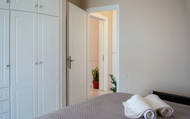 Aphrodite 6th flr apt 5' from metro