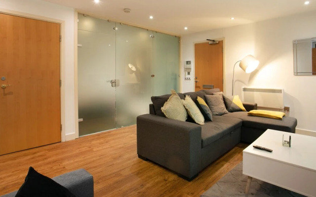 Spacious 2 Bed Parking Close To Centre