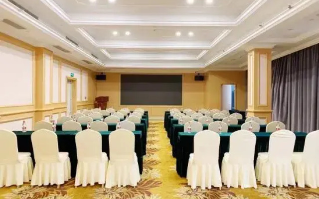 Vienna Hotel (Luoyang Longmen High Speed Railway Station)