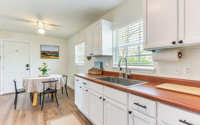 4 Mi to Dtwn: Dog-friendly Fayetteville Home