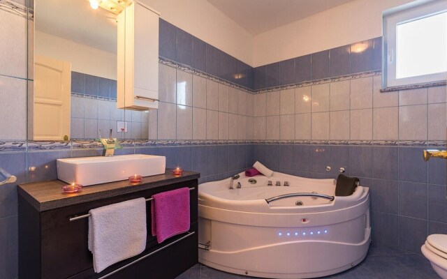Amazing Home in Pula with Hot Tub, WiFi & 4 Bedrooms