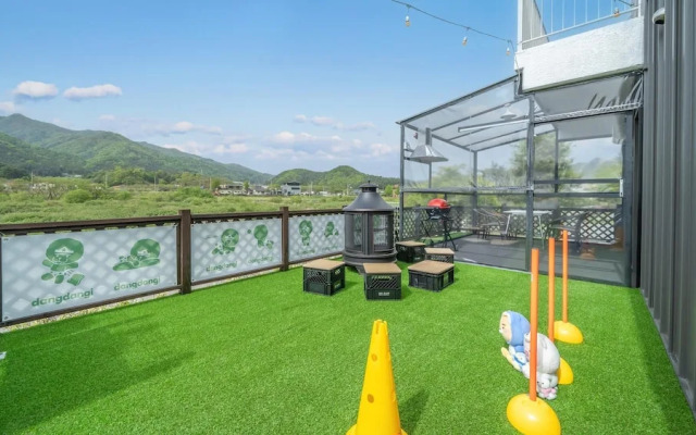 Gapyeong Dangdangi Pet Poolvilla Blue