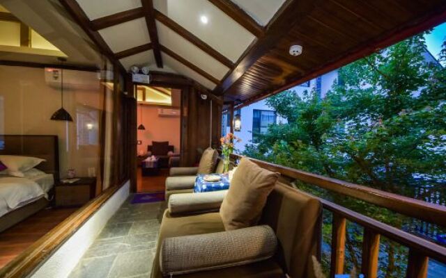 Phoenix Private Courtyard Hostel