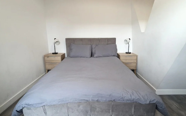 Modern 2 Bed Apt - 15 Mins to Birmingham