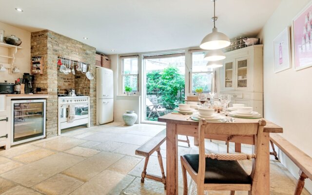 Traditional London Townhouse Close to Battersea Park by Underthedoormat