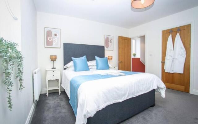 No15 Luxe Living Elegant City Home-1 Bed-Garden-Wifi-Private Parking-Beach-City