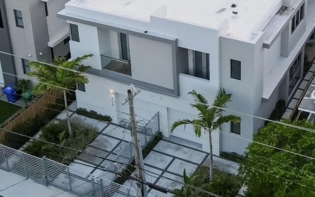 The Modernista 2 - Large Townhome With Pool