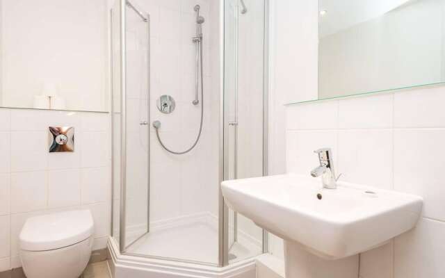 Stunning 2BR Waterside Apartment Close to Station