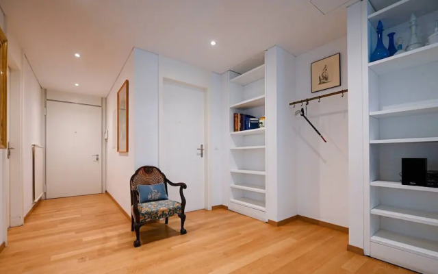 One & Only Lake View Apartment