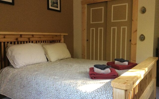 Nomadic Bull: Bed & Breakfast & Books