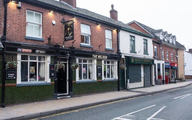 Stylish And Artistic Open Plan Flat In Wdidsbury