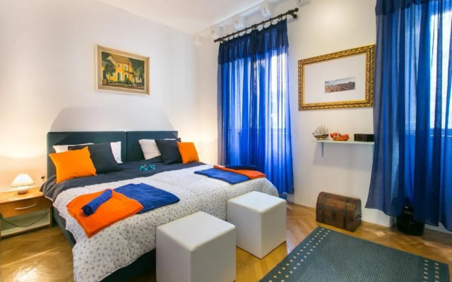 Blue Symphony Old Town