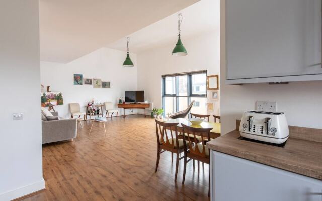 Stylish And Artistic Open Plan Flat In Wdidsbury