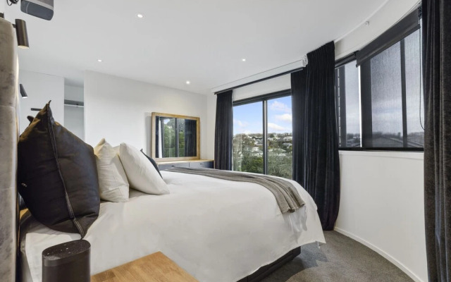 High-end 3BR House - Skytower View