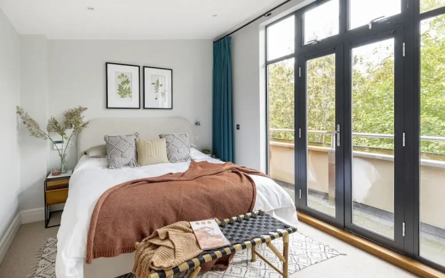 Riverside Home with Private Parking