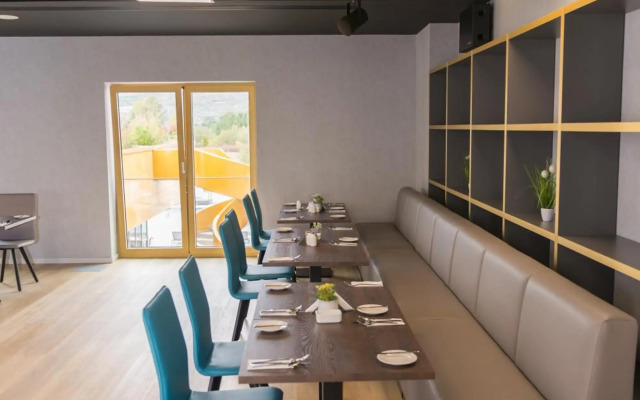 mk | hotel tirana