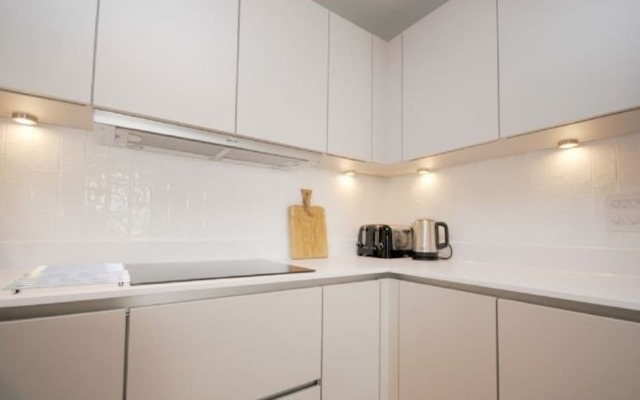 8 The Salterns, Chichester 402400