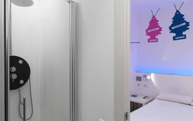 Chic & Basic Tallers Hostal