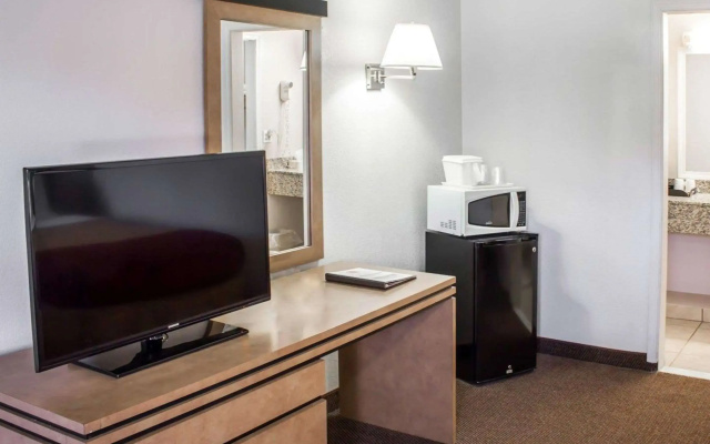 Econo Lodge Inn & Suites Colonie Center Mall - Image 5