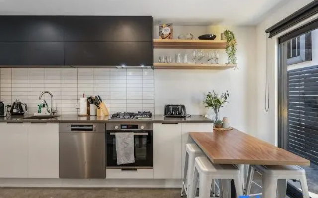 Dreamcatcher Cottage - 2-BR Mystic Moonrise – Kitchen – Wellington