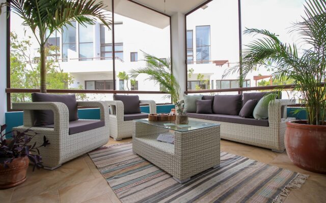 Beautiful Condo With Screened Terrace By The Pool