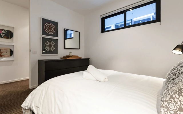 ZACH, 1BDR St.Kilda Apartment – Guest Rooms – Melbourne