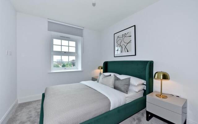 Prestigious & Luxury 2-bed Apartment in Slough