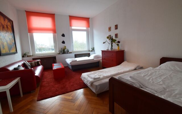 Tolstov-Hotels Large 3 1/2 Room Apartment