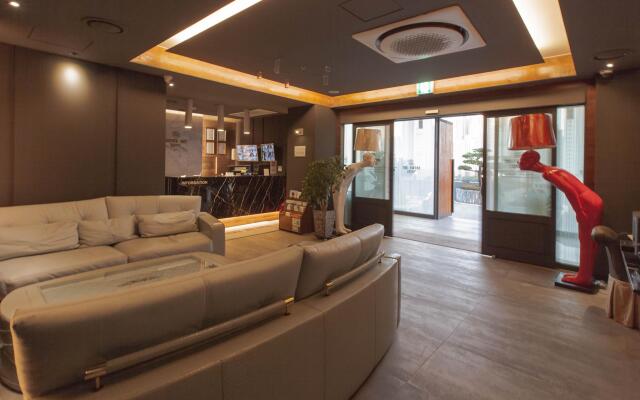Brown Dot Hotel Jinhae